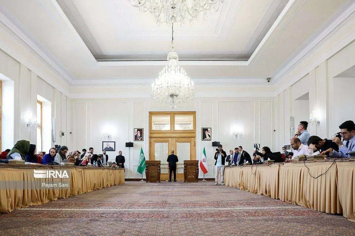 واکنش عباس عبدی به تغییر محل نشست خبری وزرای خارجه ایران و عربستان: اگر این اتفاق...