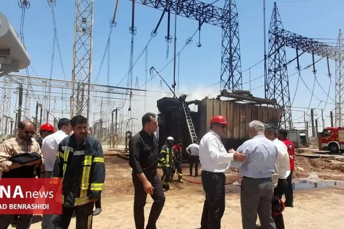 (تصاویر) آتش سوزی پست انتقال برق در آبادان
