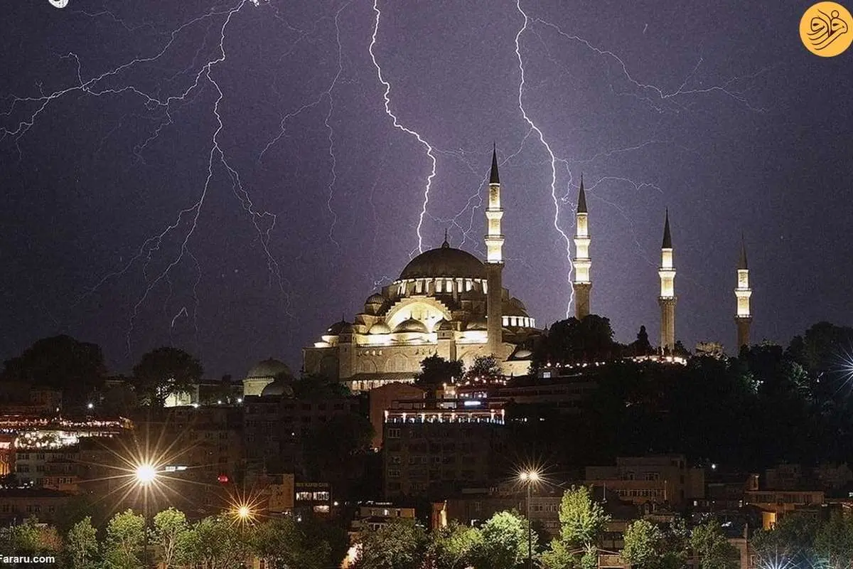 (تصاویر) رعد و برق آسمان استانبول را روشن کرد