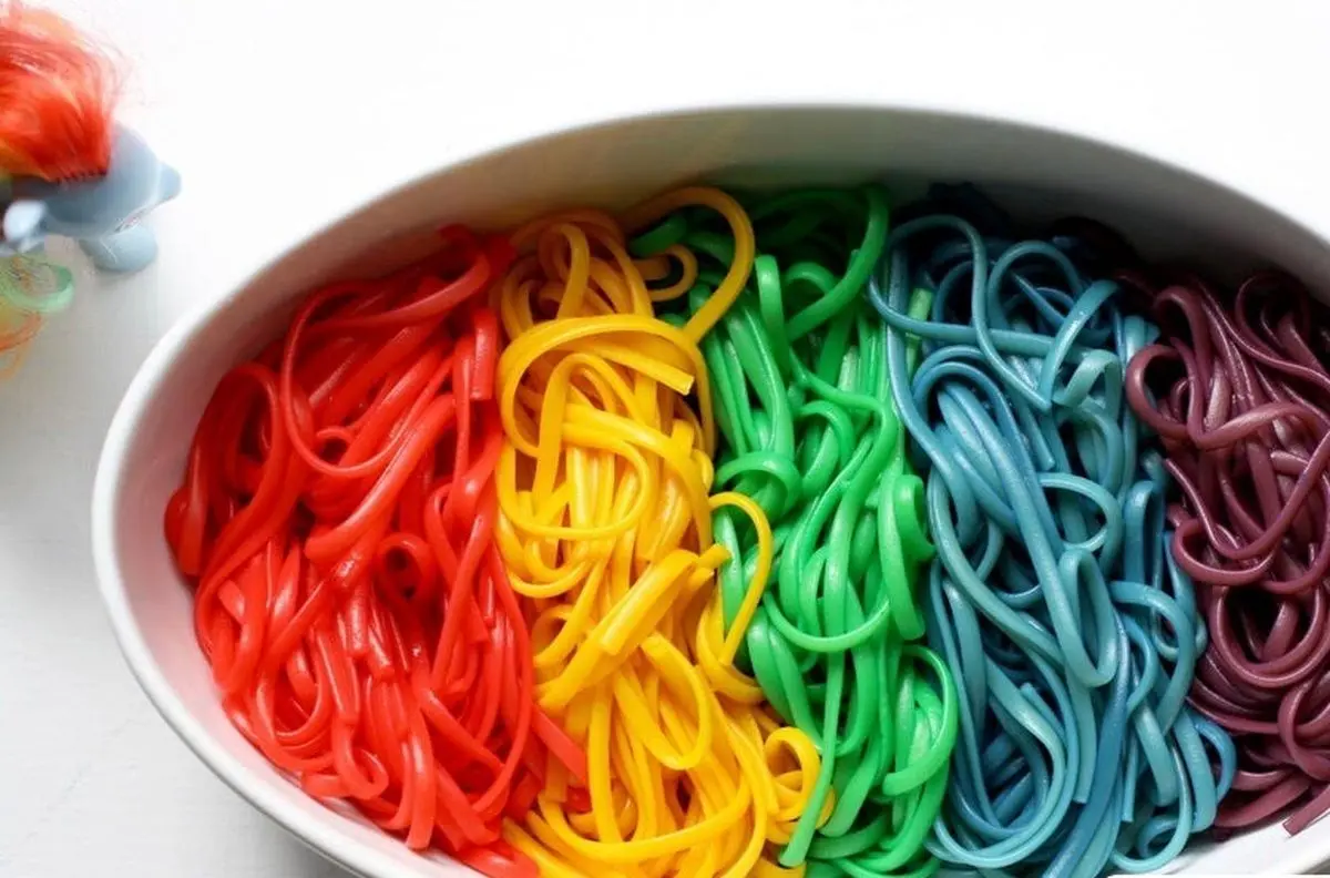 طرز تهیه ماکارونی رنگین کمانی؛ جذاب و ساده