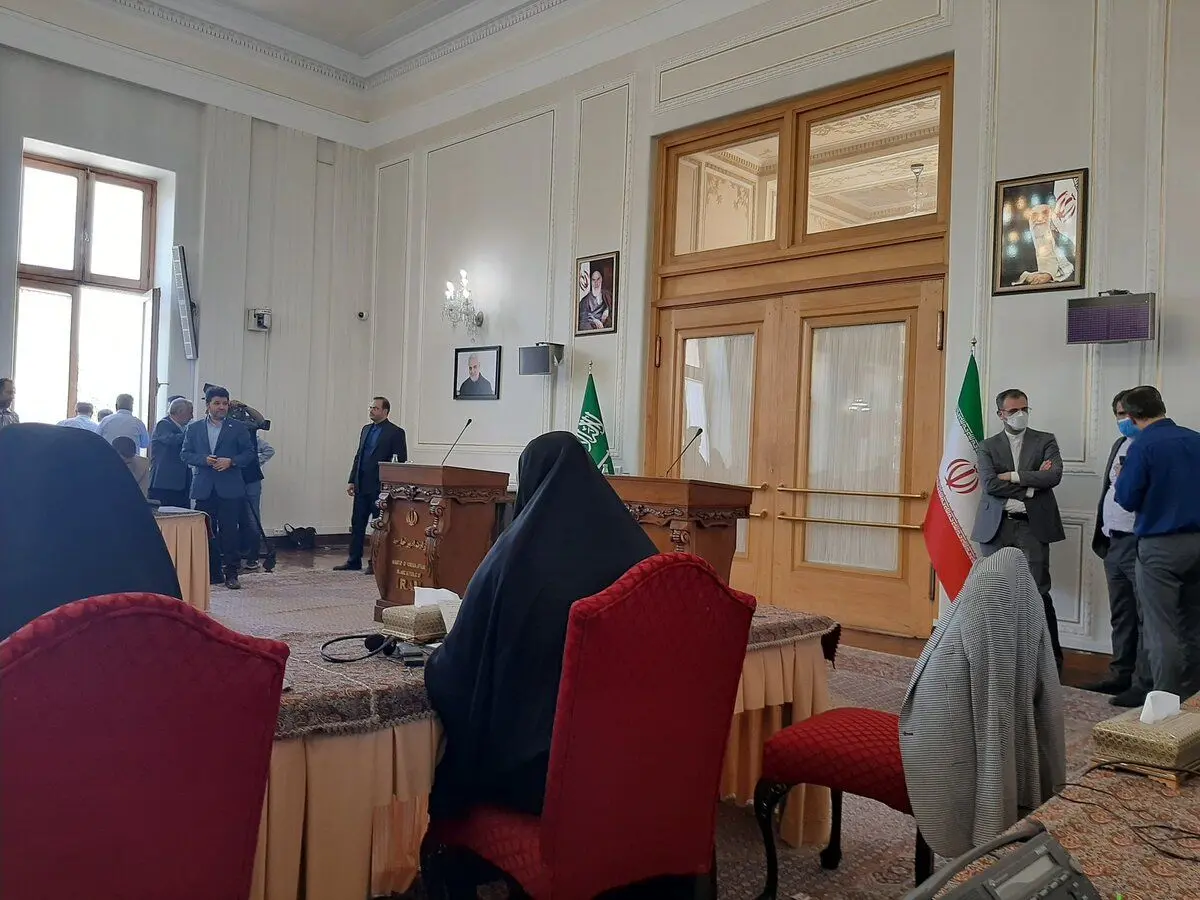 جنگ روایت‌ها در «باغ ملی»؛ چرا سالن نشست خبری وزرای خارجه ایران و عربستان تغییر کرد؟