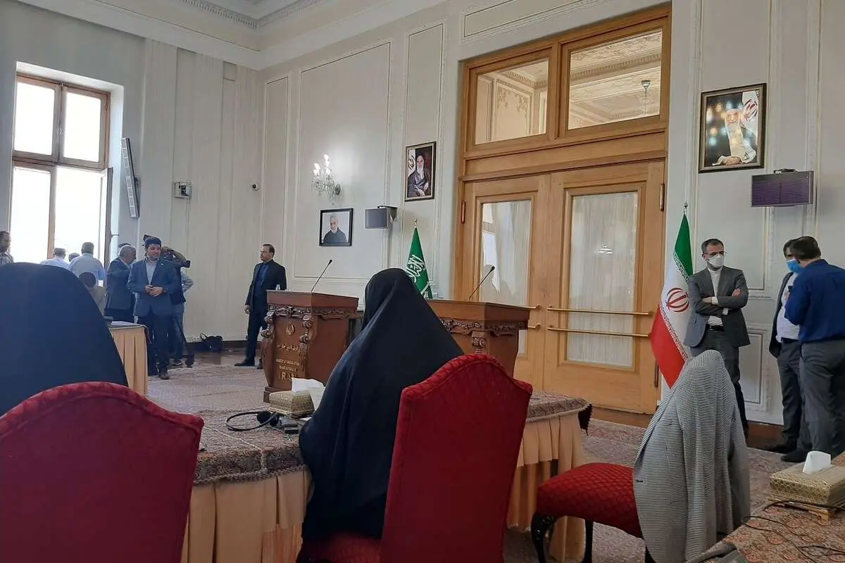جنگ روایت‌ها در «باغ ملی»؛ چرا سالن نشست خبری وزرای خارجه ایران و عربستان تغییر کرد؟