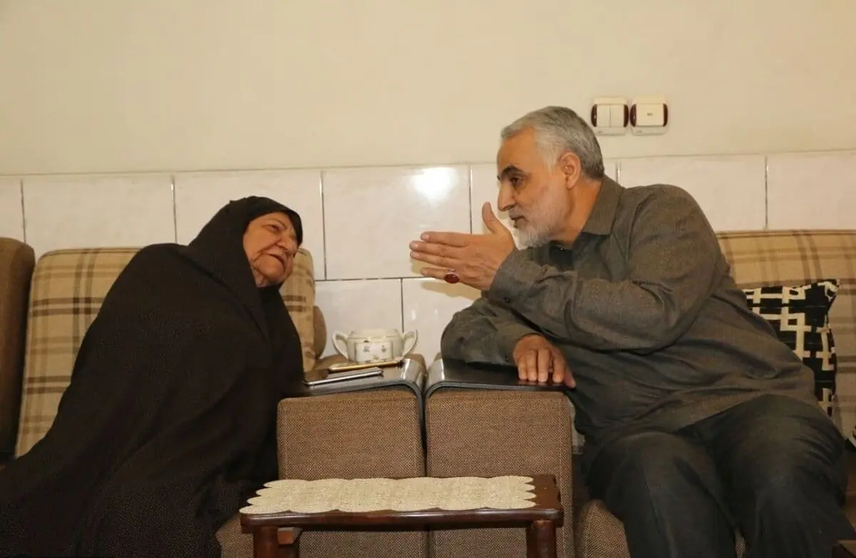 تصاویری از مادر اسحاق جهانگیری با شهید سلیمانی