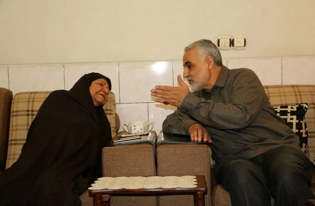 تصاویری از مادر اسحاق جهانگیری با شهید سلیمانی