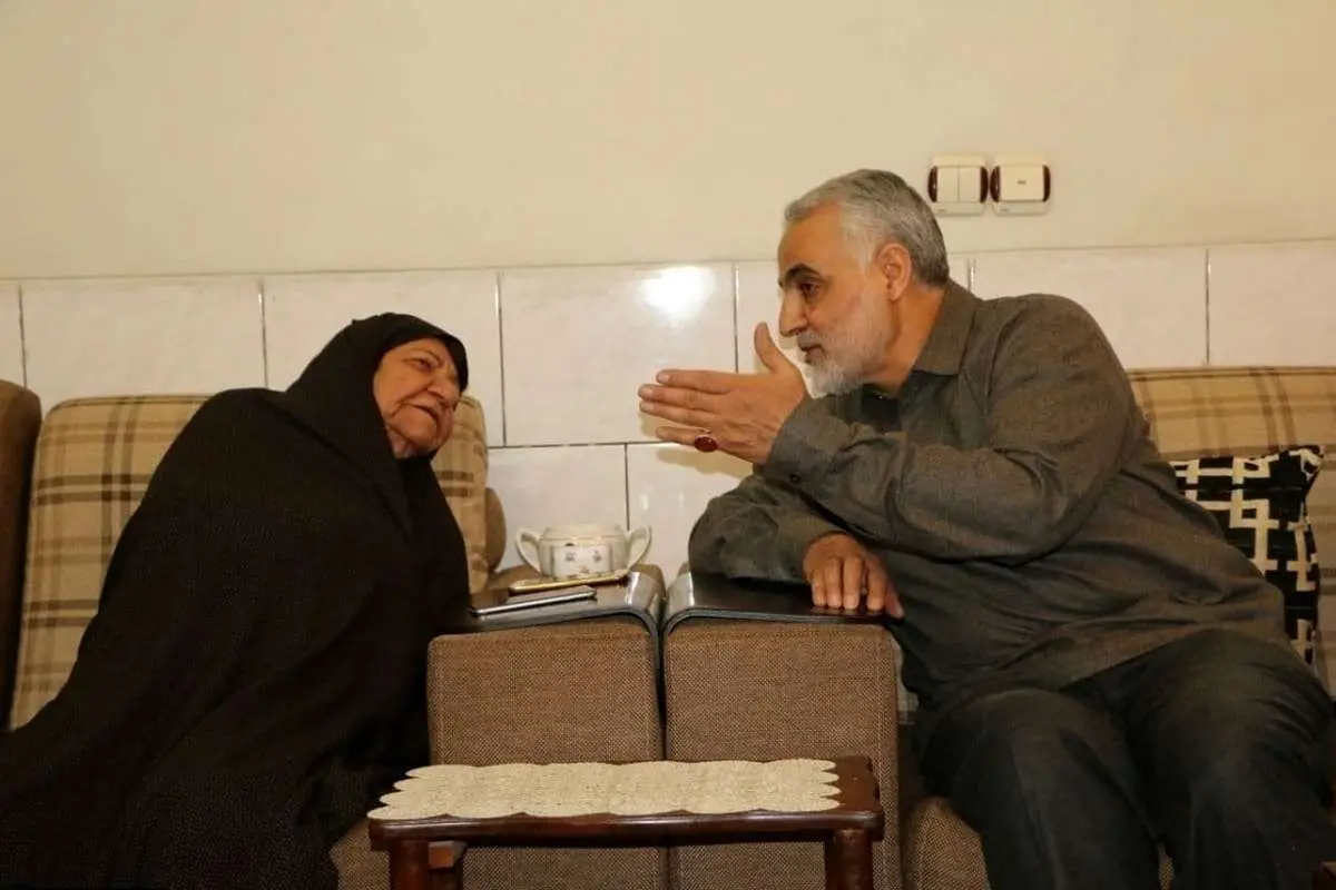 تصاویری از مادر اسحاق جهانگیری با شهید سلیمانی