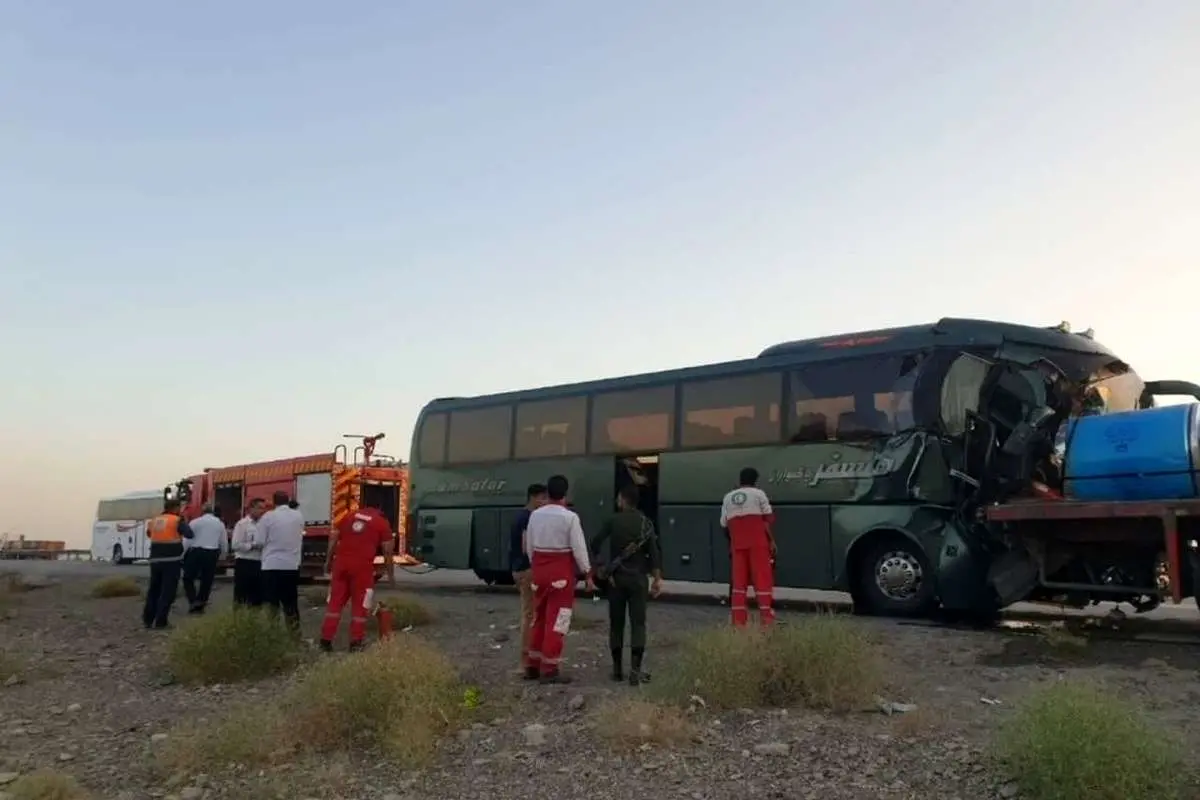 (ویدئو) مصدومیت ۱۸ نفر بر اثر تصادف تریلی با اتوبوس در اتوبان کاشان به نطنز
