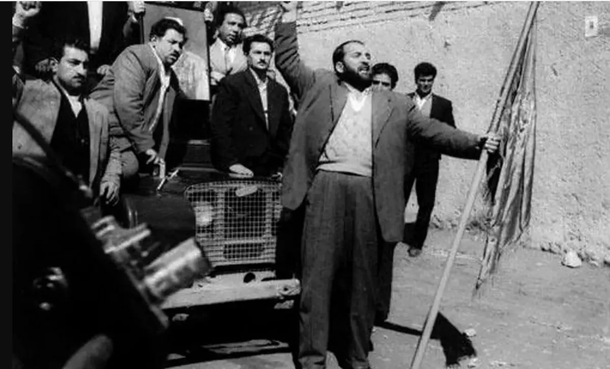 (عکس) شعبان بی‌مخ با دسته گل وارد دادگاه شد!