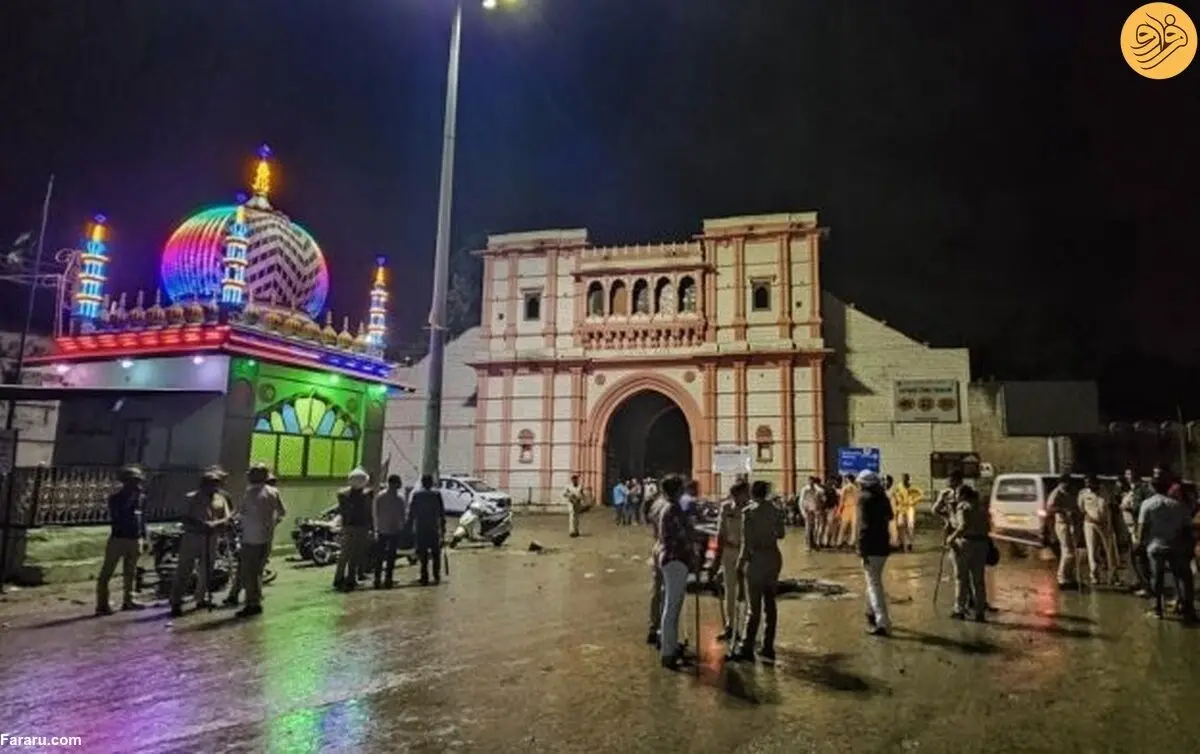 (ویدئو) شلاق زدن مسلمانان معترض مقابل یک مسجد