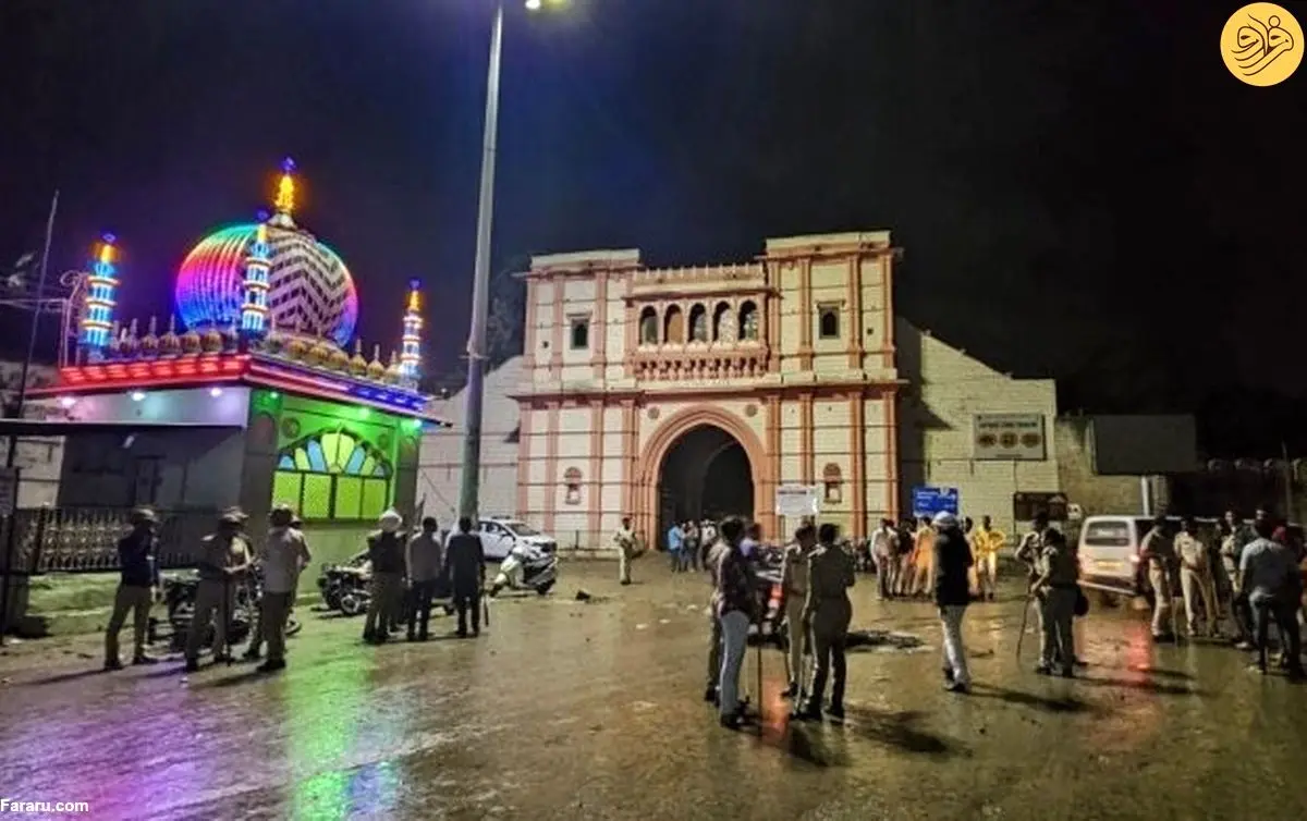 (ویدئو) شلاق زدن مسلمانان معترض مقابل یک مسجد