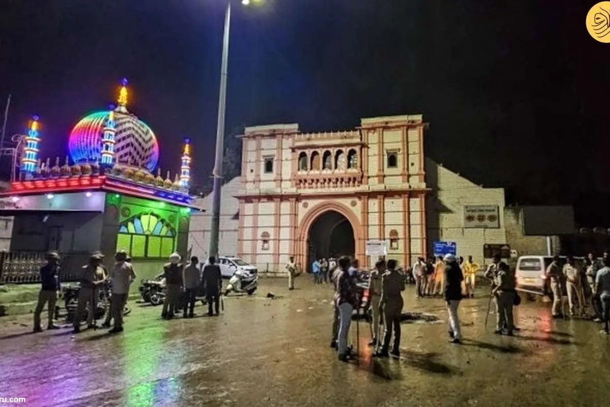 (ویدئو) شلاق زدن مسلمانان معترض مقابل یک مسجد