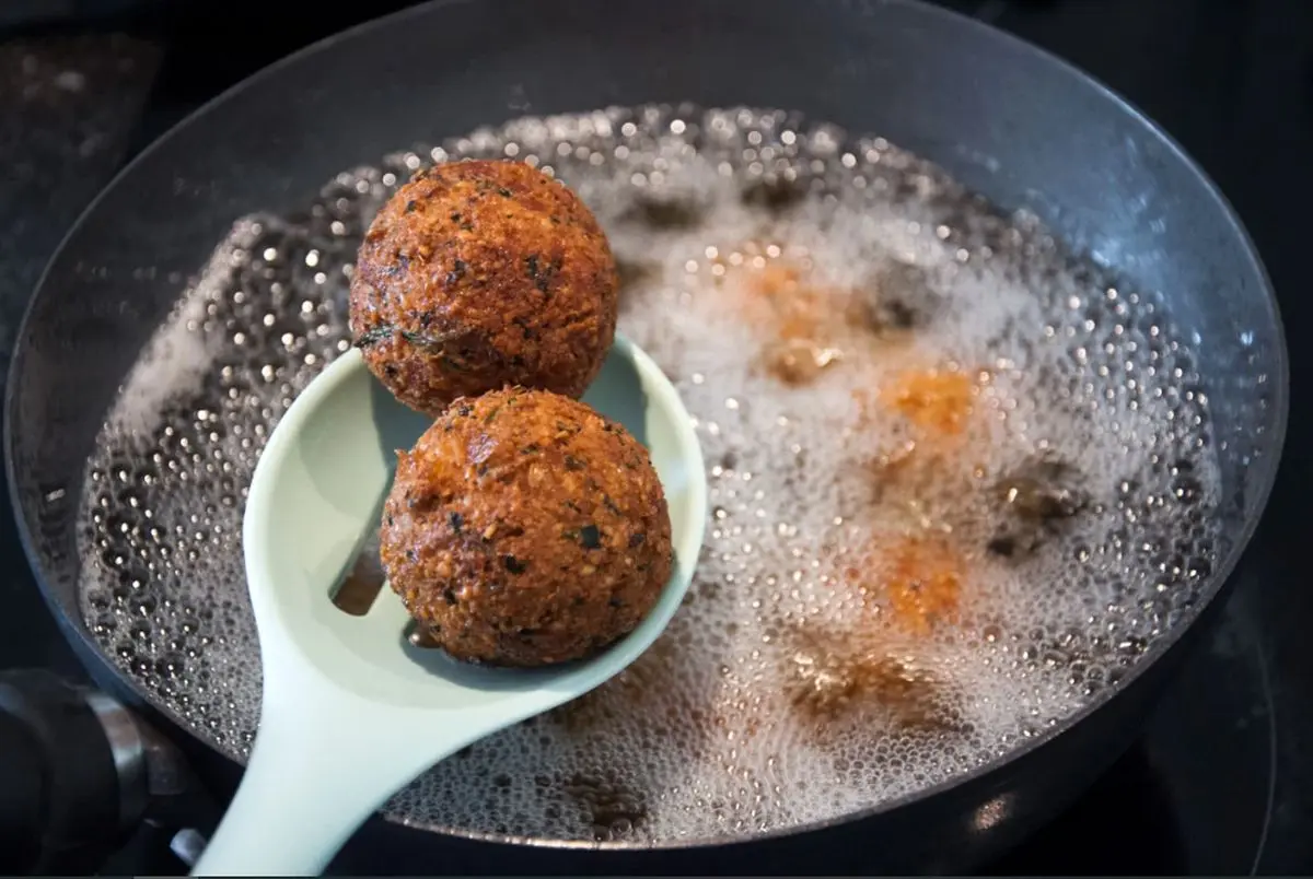 چرا روغن موقع آشپزی کف می‌کند؟