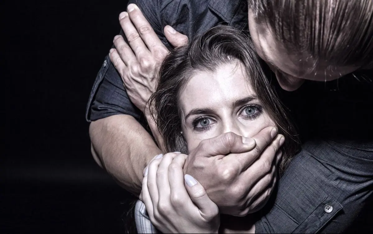 (ویدئو) لحظه حمله به یک دختر جوان در خیابان و مجازات خونین مهاجم!