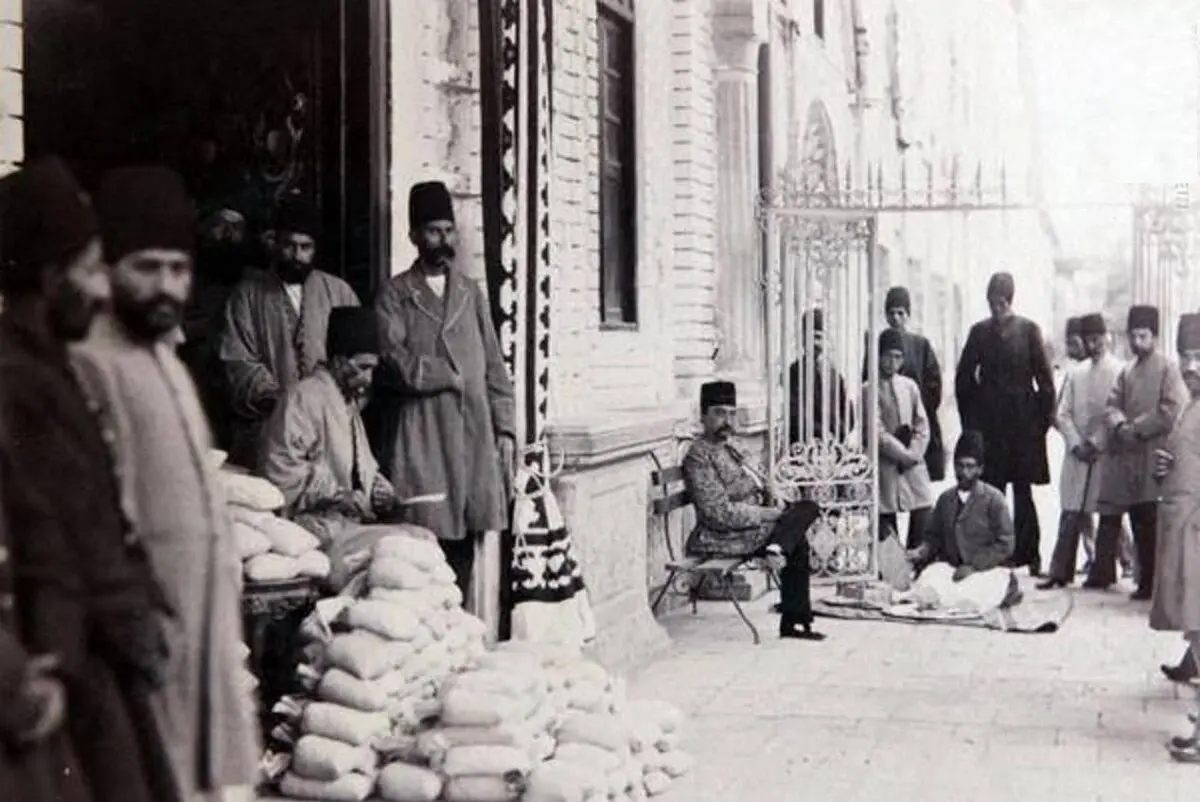 ژست جالب کارمندان ایرانی؛ ۱۰۰ سال قبل