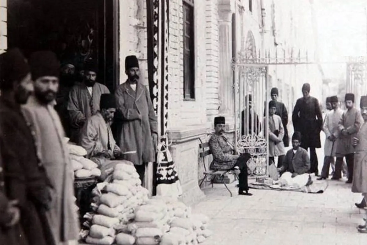 ژست جالب کارمندان ایرانی؛ ۱۰۰ سال قبل