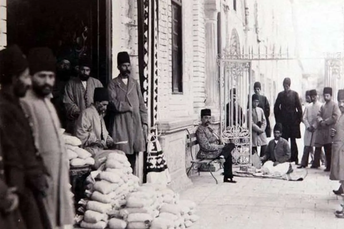 ژست جالب کارمندان ایرانی؛ ۱۰۰ سال قبل