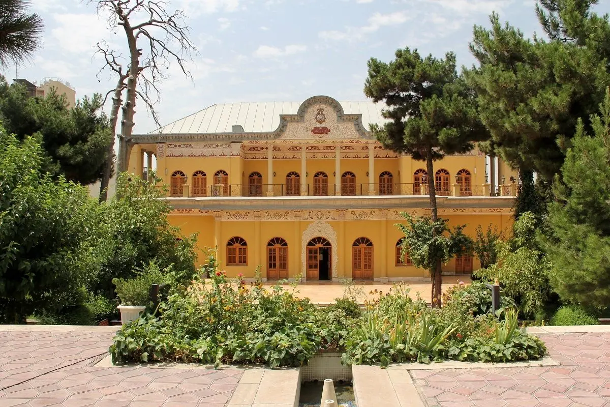 (کاریکاتور) عمارت تاریخی عین الدوله رستوران می‌شود!