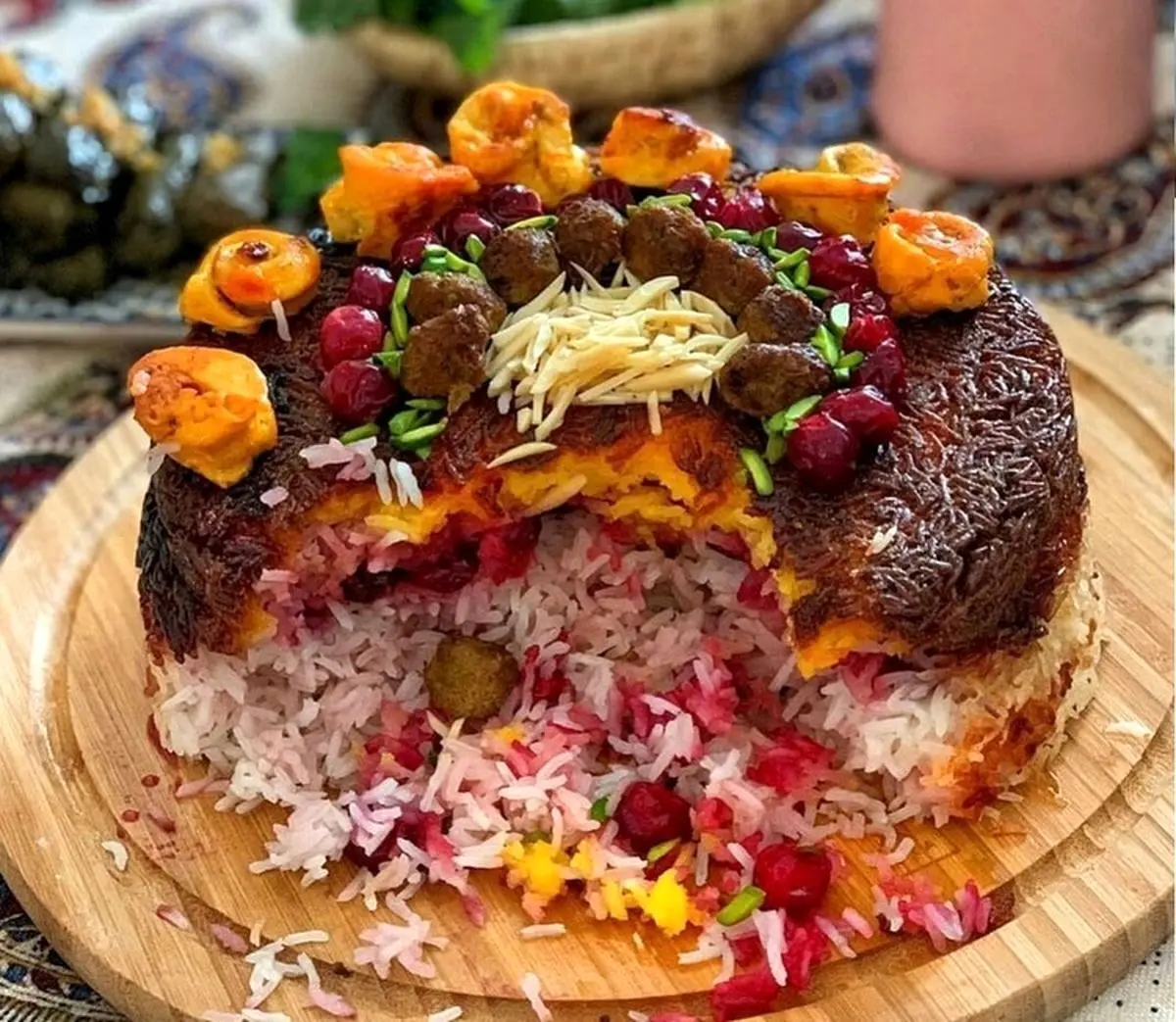 طرز تهیه ته چین آلبالو با گوشت؛ شیک و مجلسی