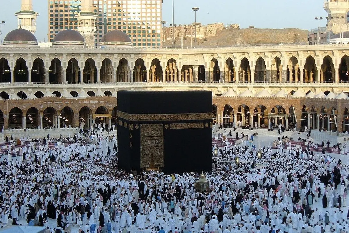 (ویدئو) تلاش عربستانی‌ها برای پوشاندن شکاف کعبه
