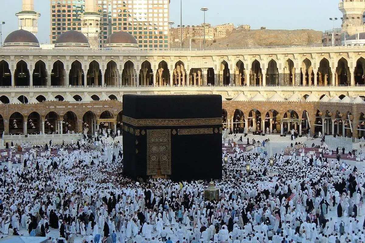(ویدئو) تلاش عربستانی‌ها برای پوشاندن شکاف کعبه