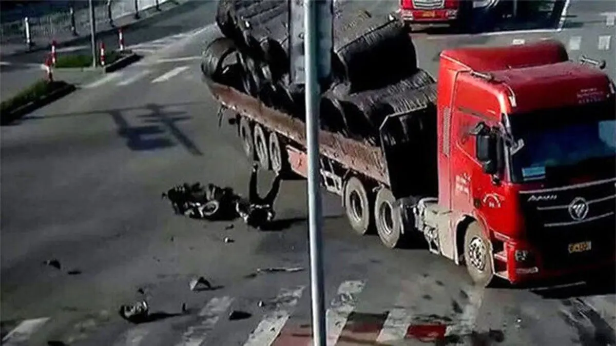(ویدئو) لحظه هولناک زیر گرفتن عابر پیاده توسط کامیون!