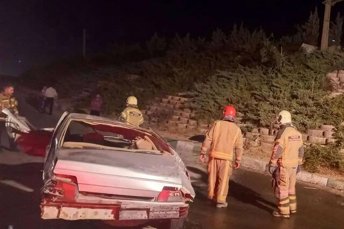 سقوط پژو از ارتفاع ۵ متری در بزرگراه شهید بابایی