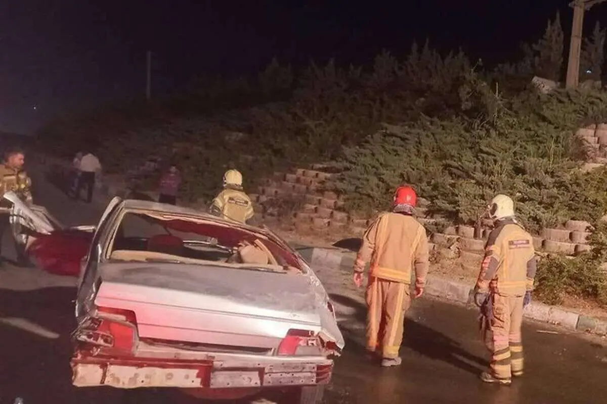سقوط پژو از ارتفاع ۵ متری در بزرگراه شهید بابایی