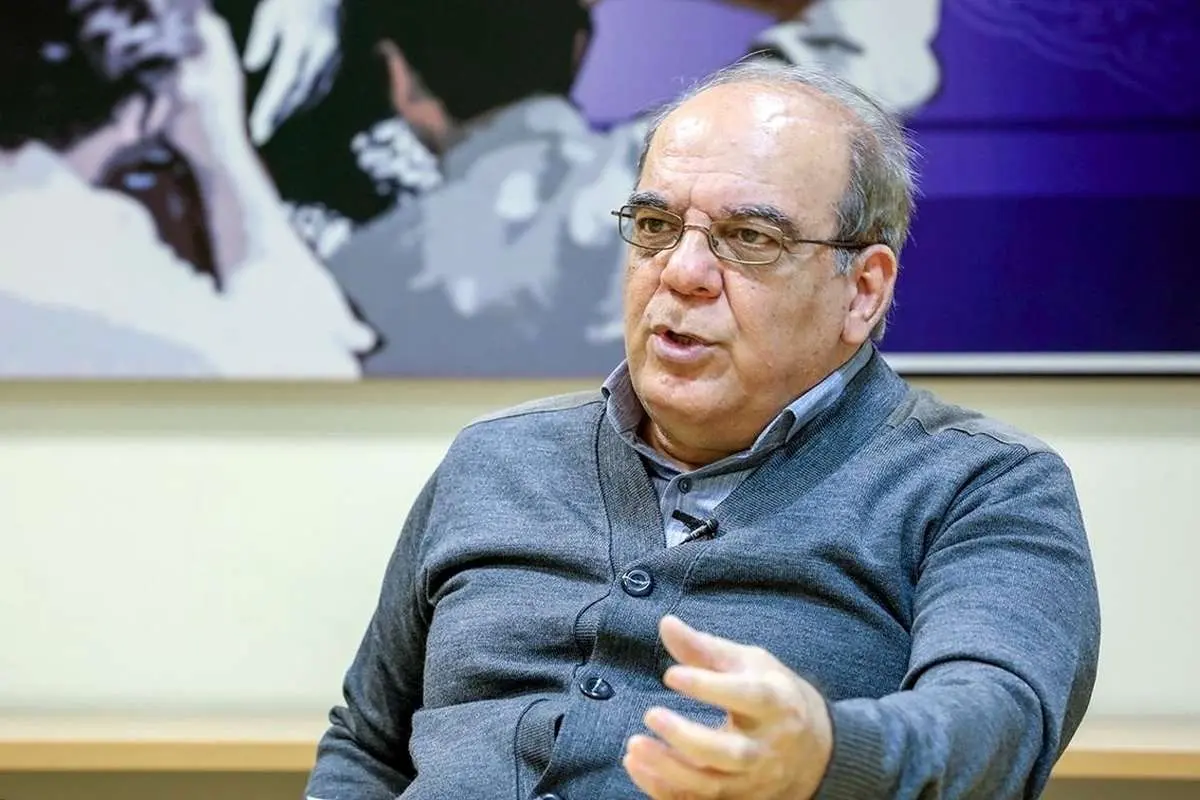 انتقاد عباس عبدی به مصباحی مقدم و علمالهدی: نمک به زخم مردم نپاشید