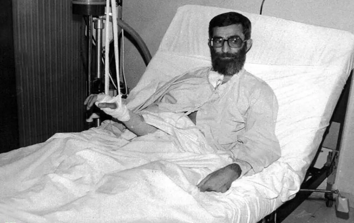 فیلم لحظه انتقال حضرت آیت الله خامنه‌ای پس از ترور به بیمارستان