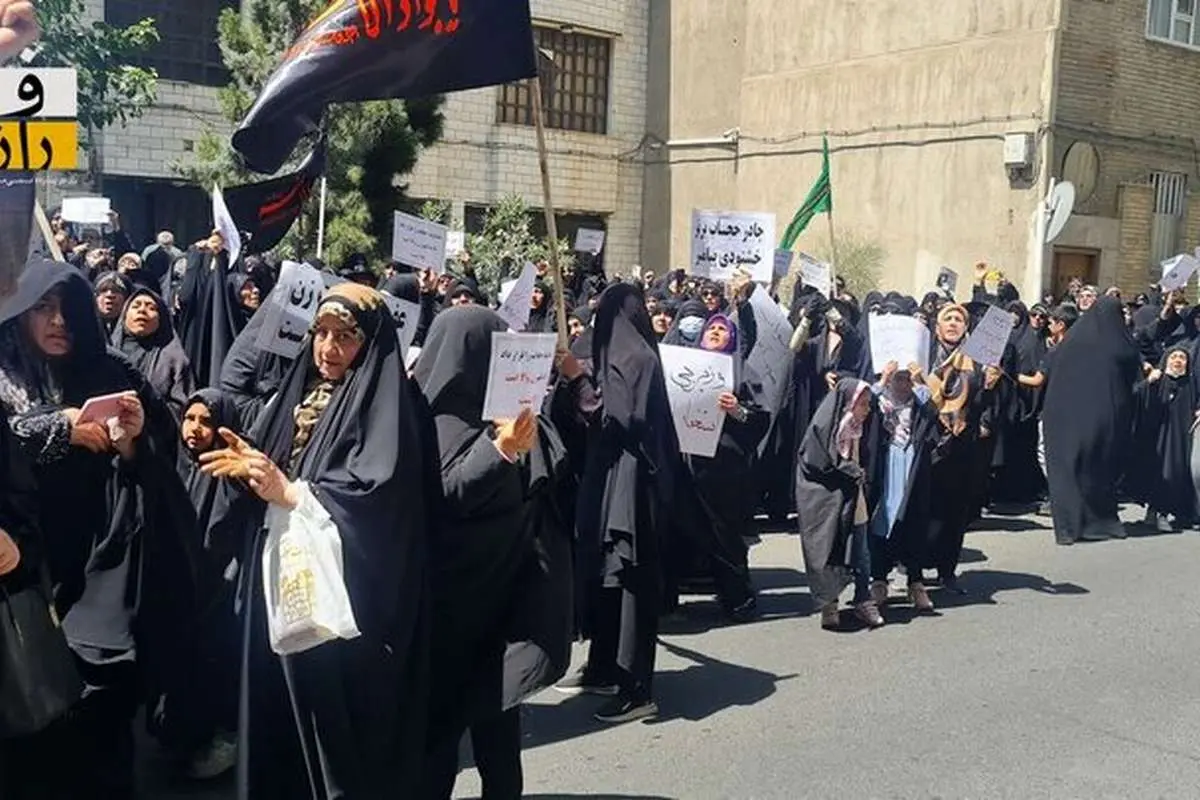 شعارهای تند و عجیب در تجمع مخالفان لایحه حجاب جلوی مجلس!