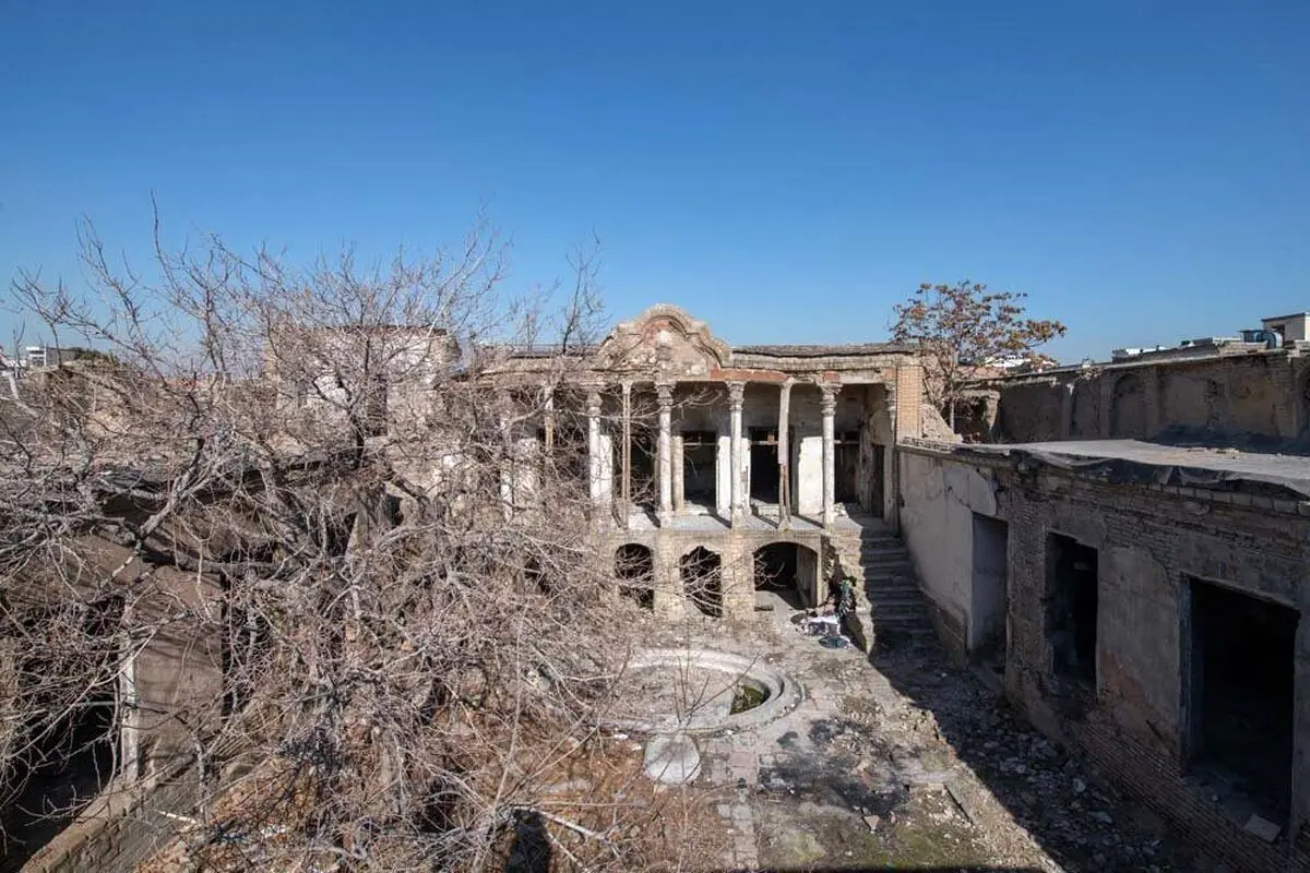 (عکس) بی‌توجهی میراث به عمارت شکوه السلطنه/ خانه همسر ناصرالدین شاه پاتوق معتادان تهران