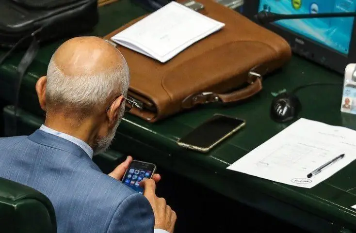 تصویری از مصطفی میرسلیم حین کار کردن با گوشی آیفون!