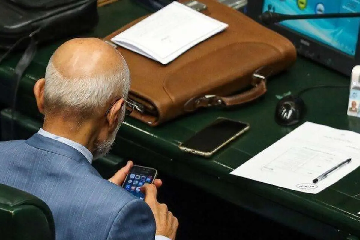 تصویری از مصطفی میرسلیم حین کار کردن با گوشی آیفون!