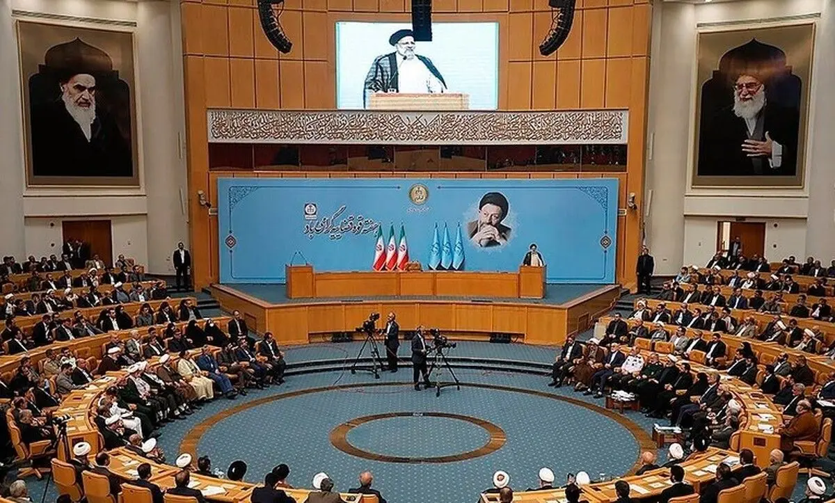 (عکس) تنها زن دعوت‌شده به همایش سراسری قوه قضائیه