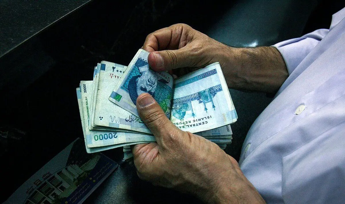 هجوم مشتریان به پنج بانک برای خروج سپرده / ۱۵ همت سپرده بانکی خارج شد