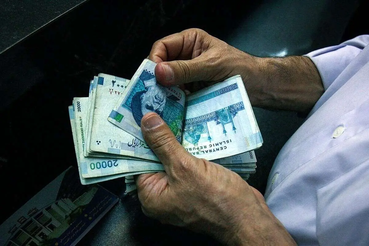 هجوم مشتریان به پنج بانک برای خروج سپرده / ۱۵ همت سپرده بانکی خارج شد