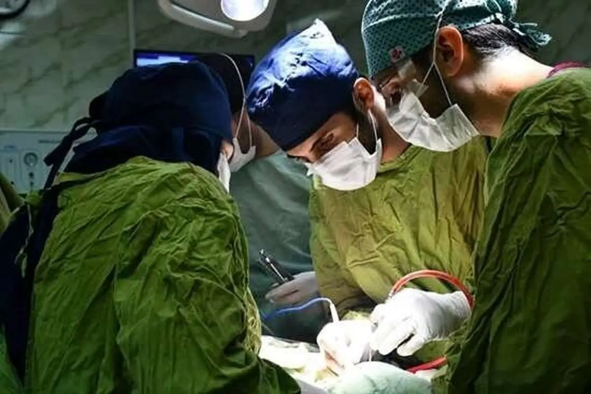 خارج کردن میلگرد از گردن کارگر جوان؛ جراحان معجزه کردند