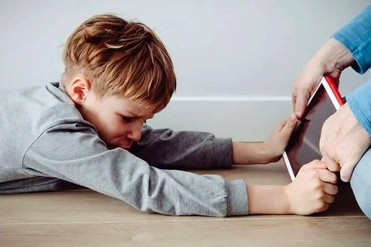 چرا هرگز نباید برای آرام کردن کودکان به آن‌ها گوشی بدهیم؟