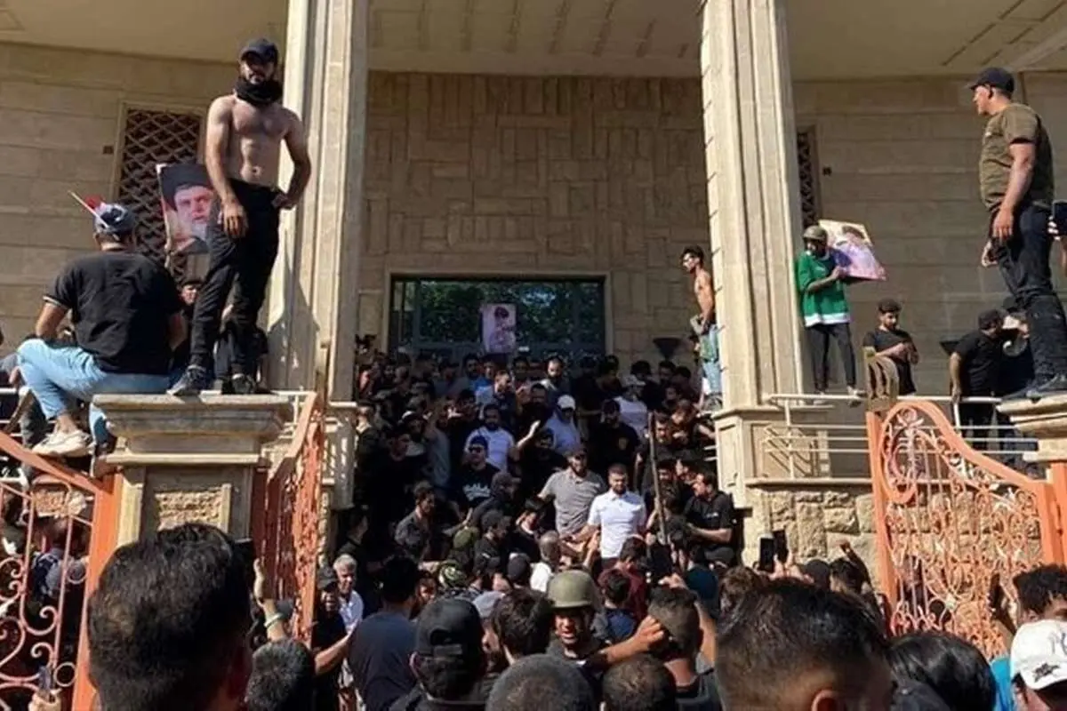 (ویدئو) اشغال سفارت سوئد در بغداد در اعتراض به هتک قرآن