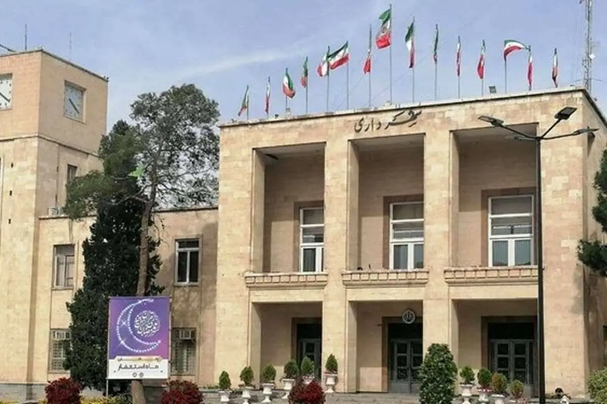 (تصویر) بنرهای عجیب شهرداری علیه رسانهها