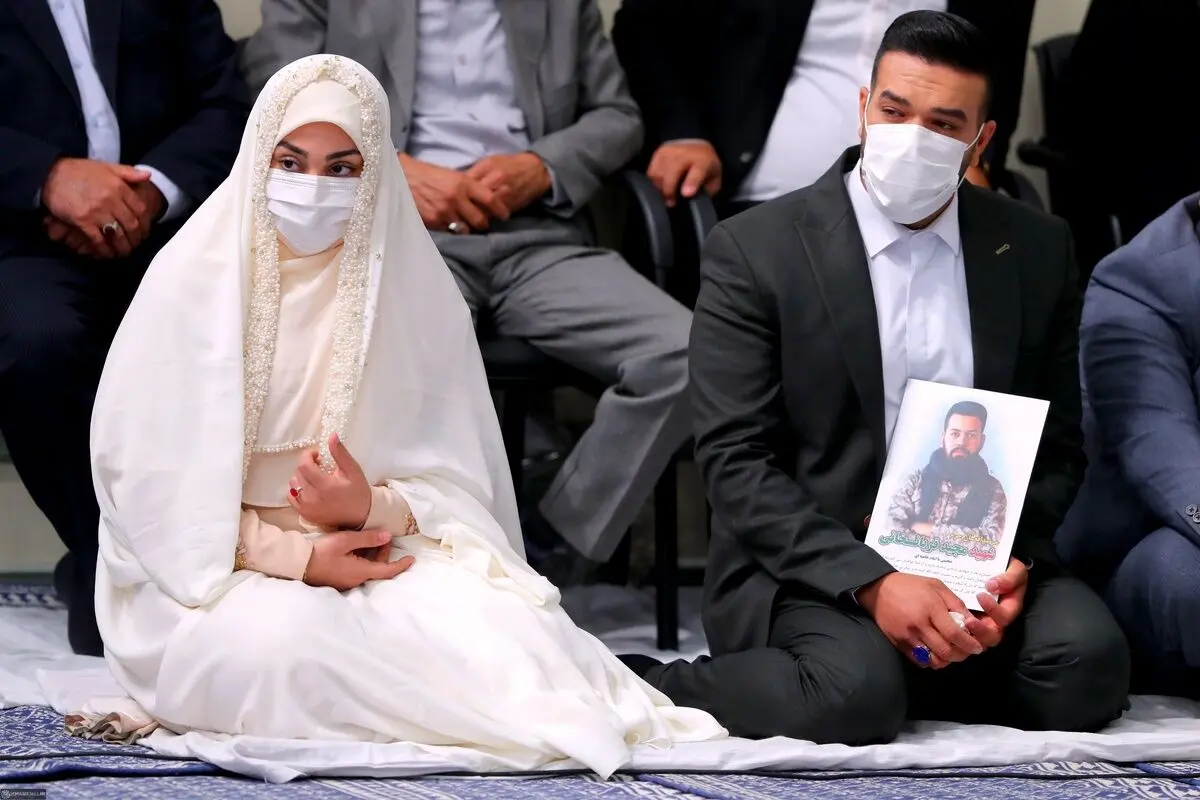 (تصاویر) قرائت خطبه عقد خواهر شهید مدافع حرم توسط رهبری