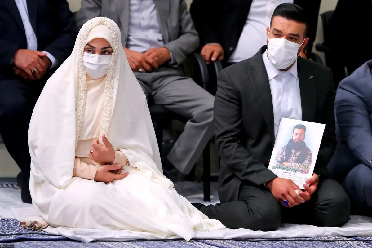 (تصاویر) قرائت خطبه عقد خواهر شهید مدافع حرم توسط رهبری