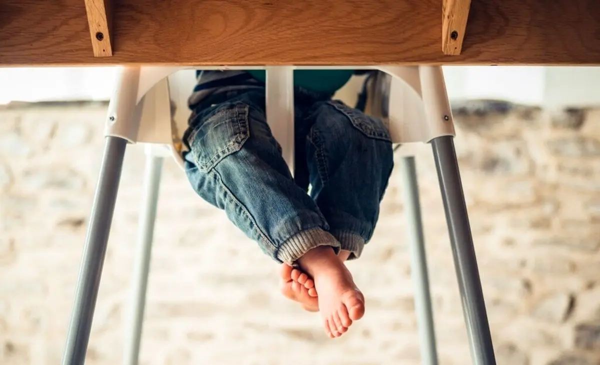 (ویدئو) لحظاتی دلهره‌آور از آویزان شدن خطرناک یک نوزاد از صندلی غذا