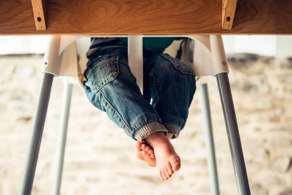 (ویدئو) لحظاتی دلهره‌آور از آویزان شدن خطرناک یک نوزاد از صندلی غذا