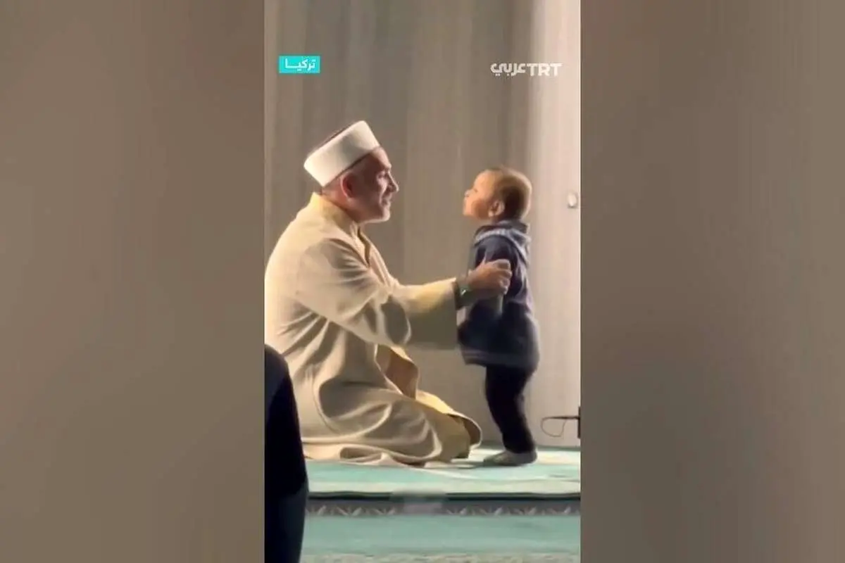 (ویدئو) کودکی که امام جماعت را اذیت کرد!