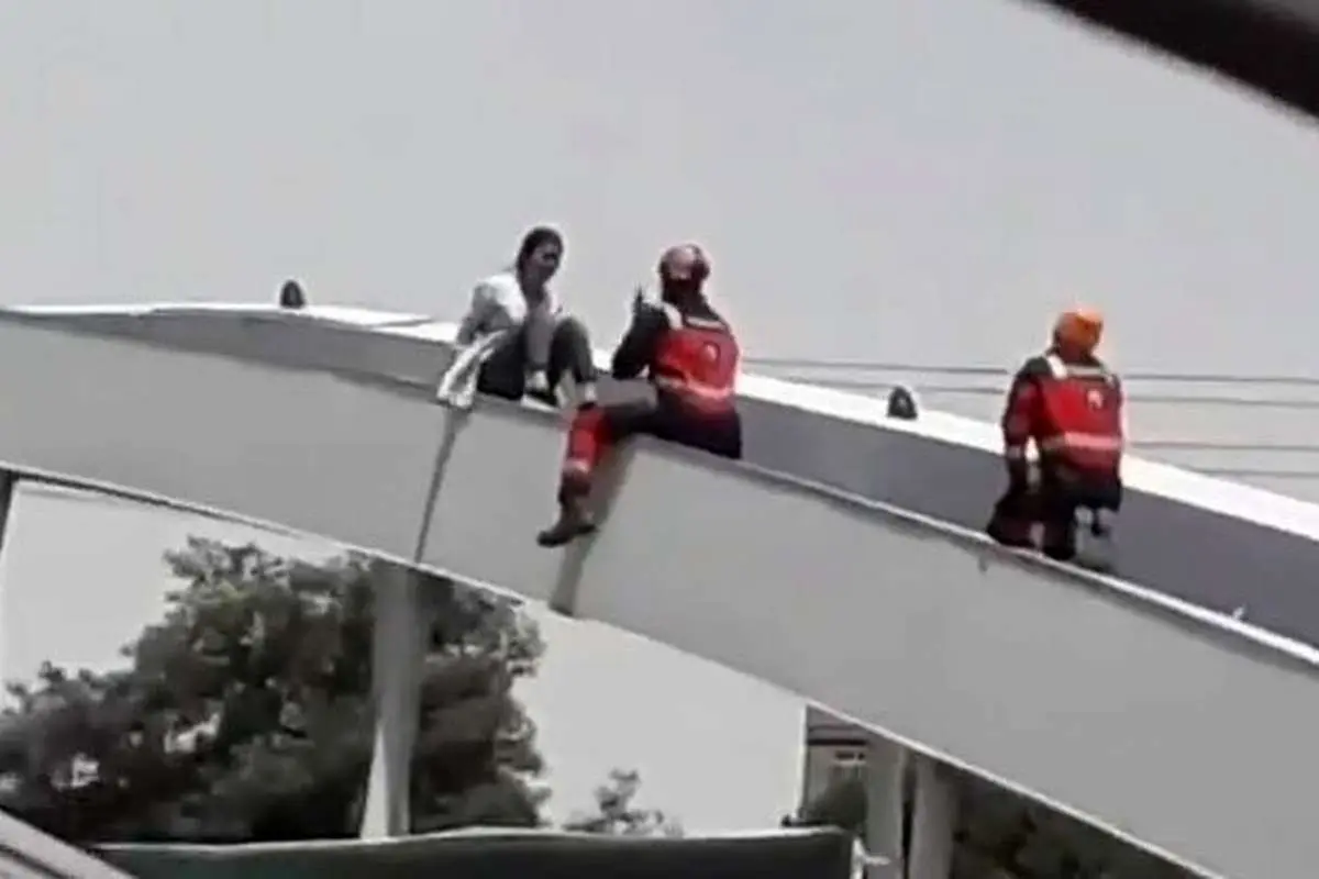 (ویدئو) لحظه دلهرهآور نجات یک دختر از خودکشی در مشهد