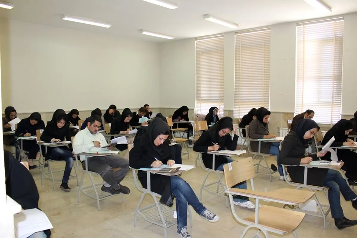 حضور یک دانشجو با لباس عروس در جلسه امتحان!