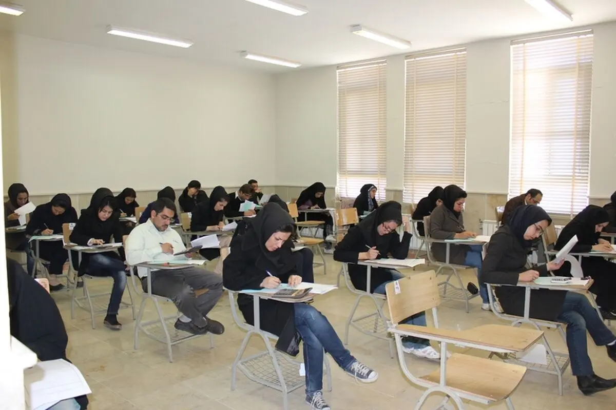 حضور یک دانشجو با لباس عروس در جلسه امتحان!