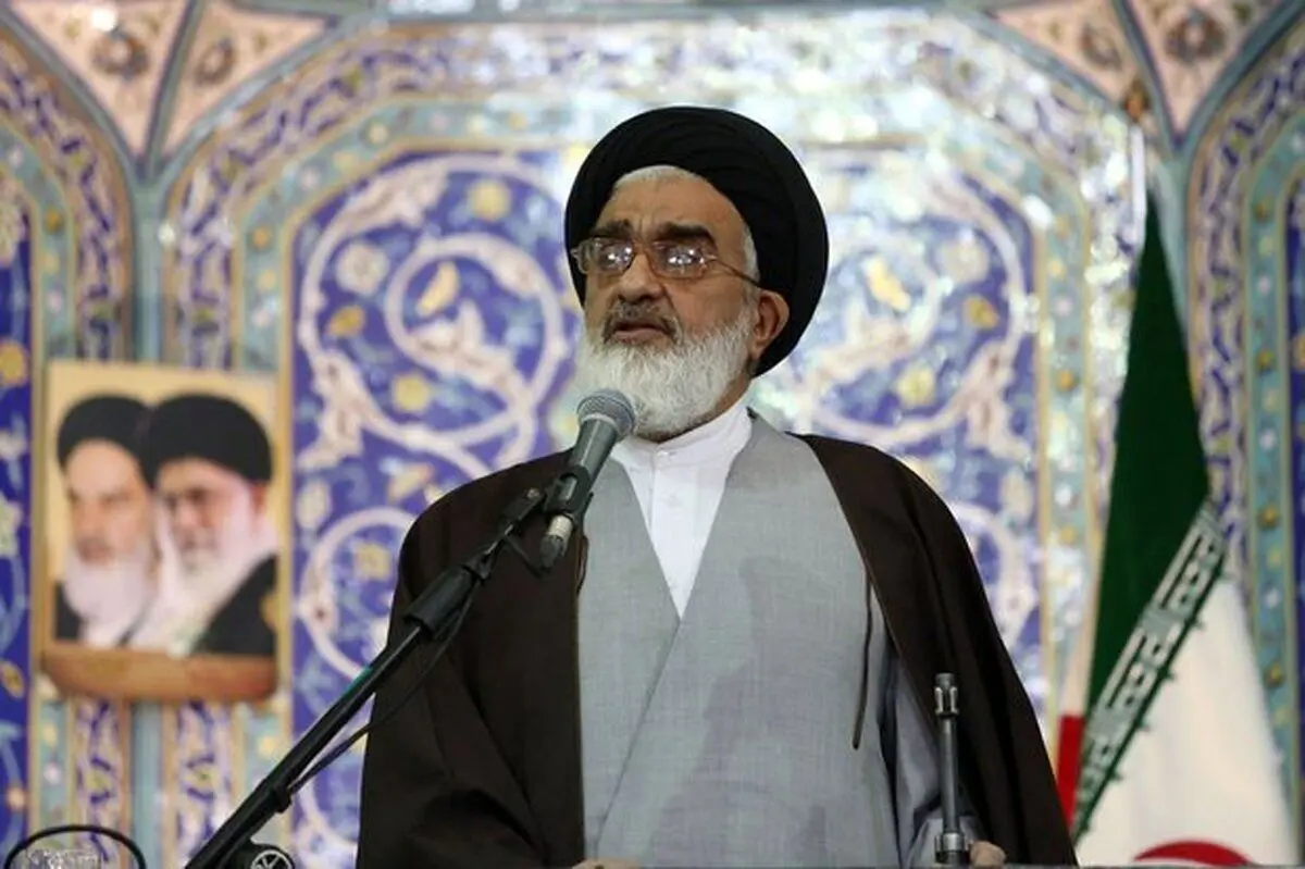 امام جمعه قم: شکل ظاهری و تحریک آمیز در جامعه تأثیرگذار است