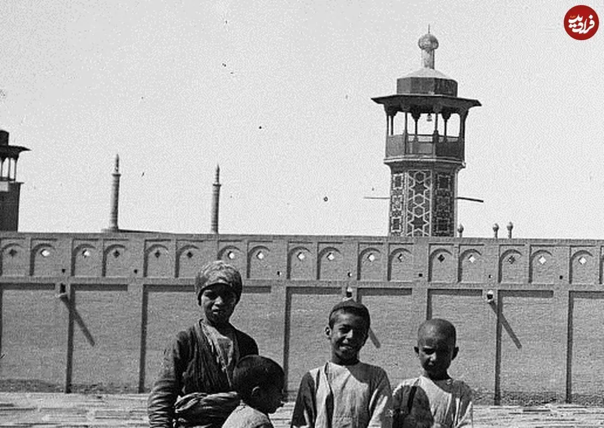 (عکس) «شیر سواری» کودکان در گورستان قم؛ ۱۱۰ سال قبل