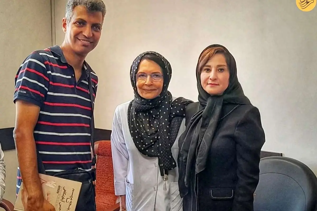 (عکس) حضور عادل فردوسی پور در بیمارستان محل تولدش